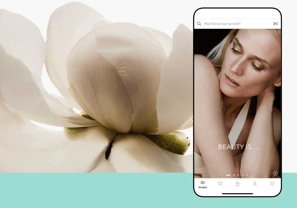 Een witte bloem met delicate bloemblaadjes aan de linkerkant, terwijl aan de rechterkant een smartphonescherm de Douglas Beauty App toont met daarin een vrouw met gouden oogschaduw. Het bijschrift in de app luidt ‘BEAUTY IS...’. De compositie is rustig en symmetrisch.