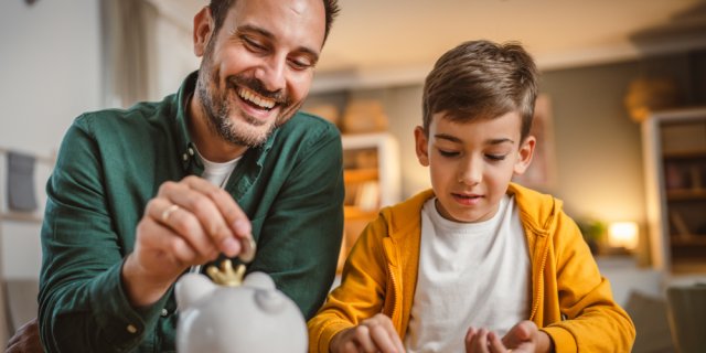papa-enfant-argent-tirelire.jpg