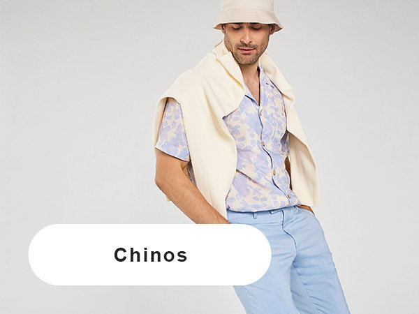 Mann in blauer Chino