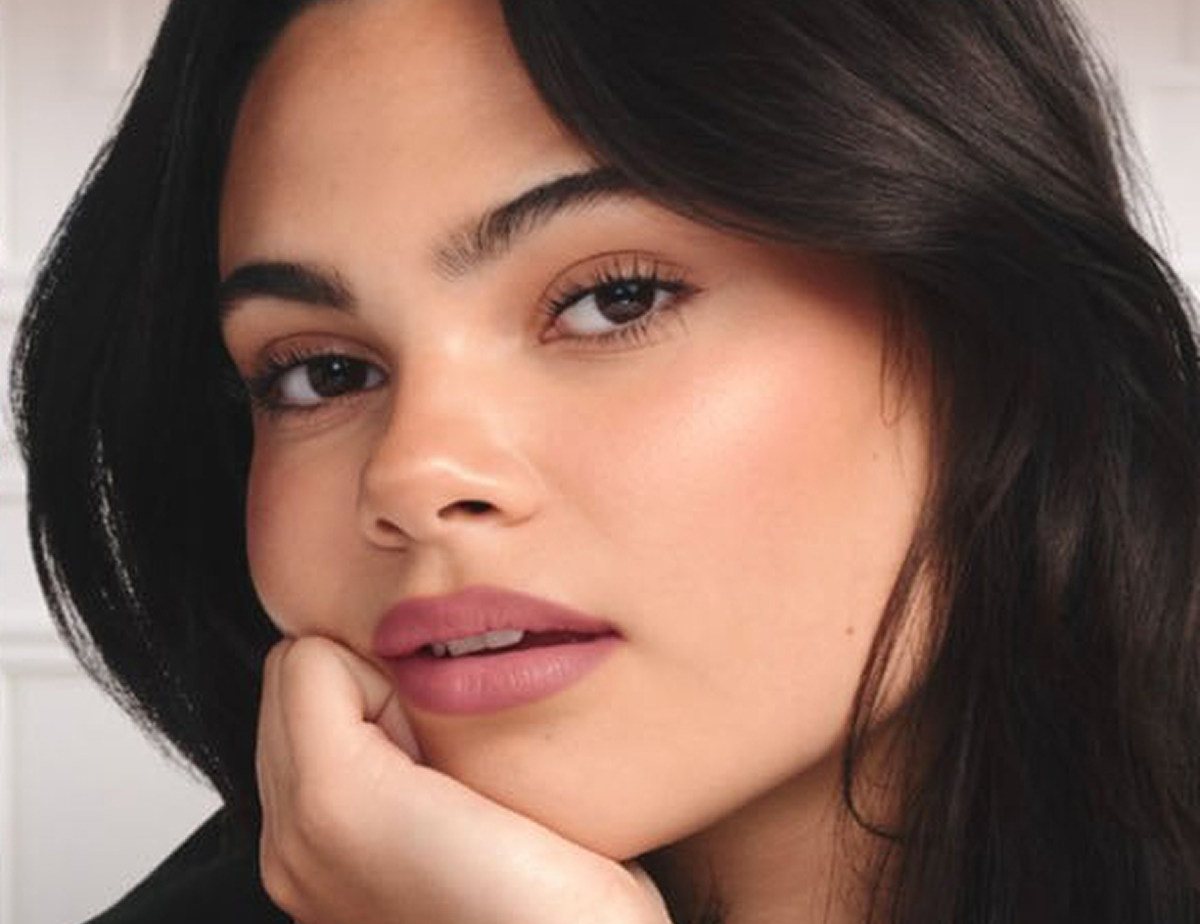 BLURRED LIPS