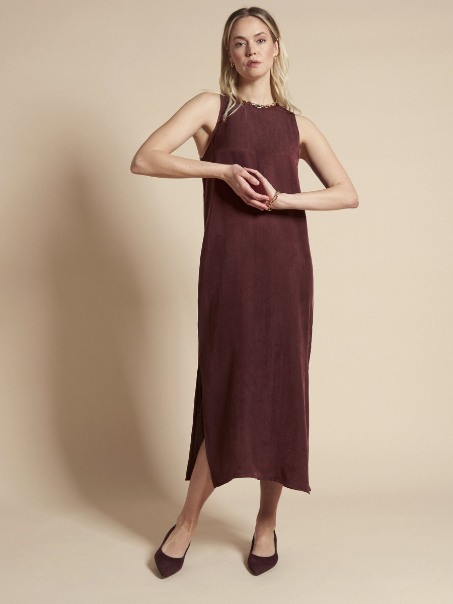 Frau in langem Kleid