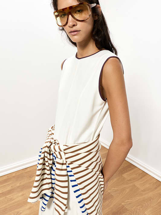 Model with Dress with contrast edges 100% lyocell