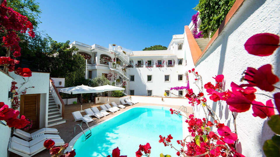 Scopri Villa Romana ad un passo dalla spiaggia di Minori, sulla Costiera Amalfitana