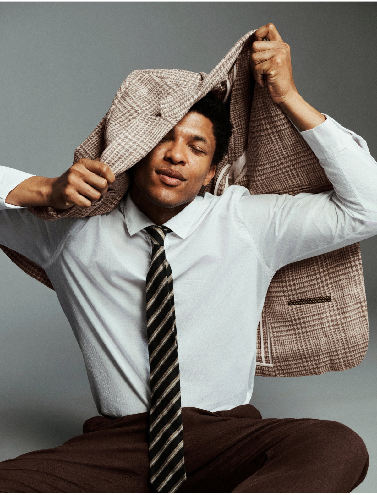 Model wears the blazer.