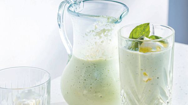 Boisson rafraichissante au concombre, basilic et yaourt glacé