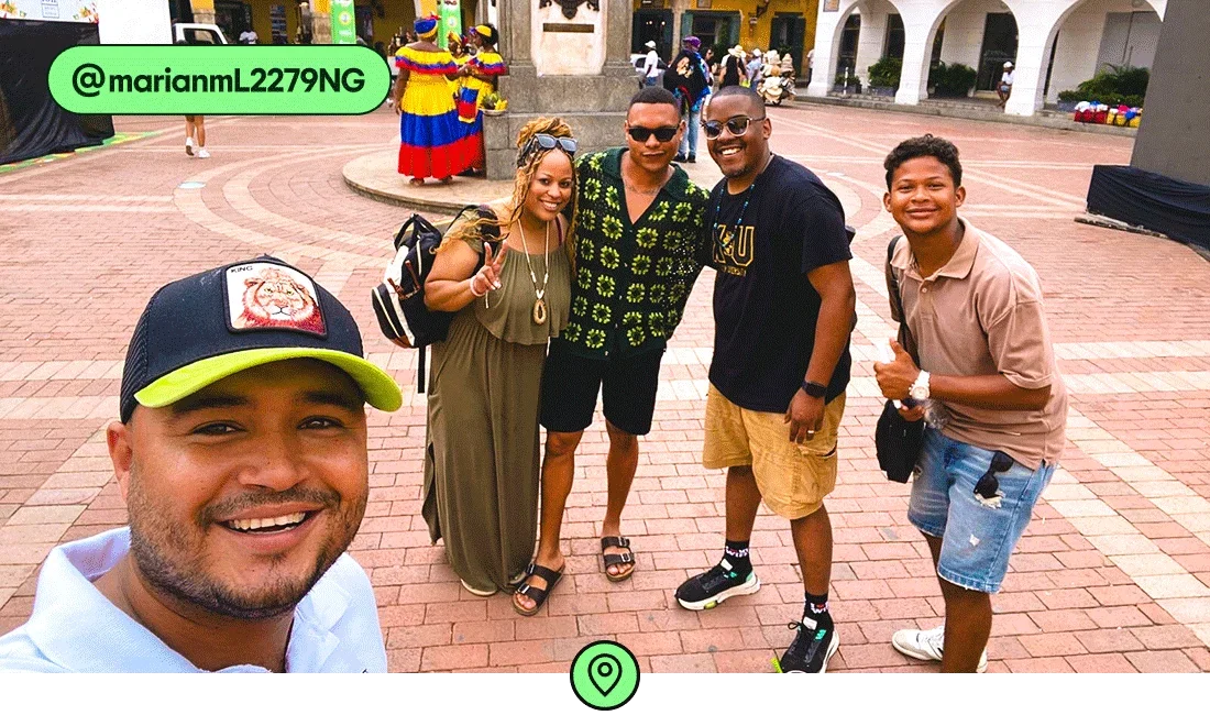 Image description: A group posing on the street in Cartagena, photo taken by @marianmL2279NG