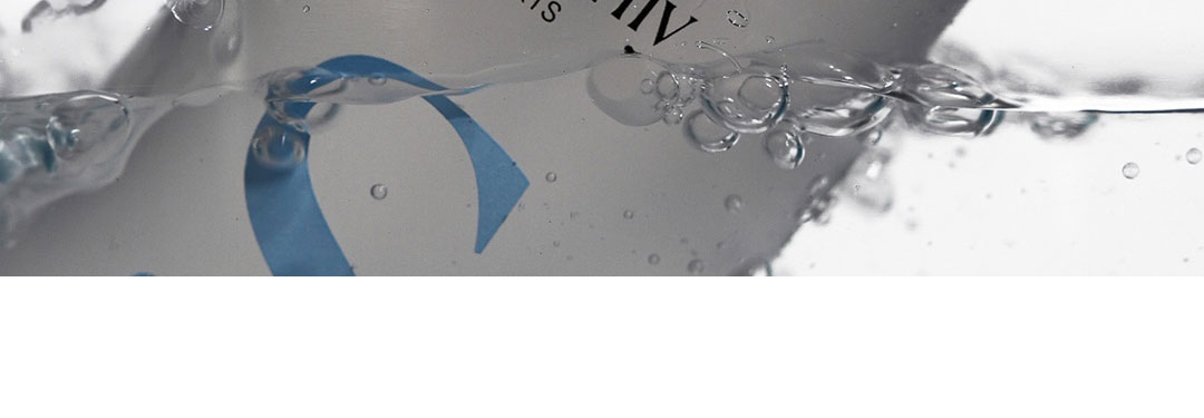 Enrichie en actifs biomimétiques, quelques vaporisations suffisent pour offrir un bain d'hydratation à la peau et l'aider à mieux retenir l'eau, où que vous soyez: