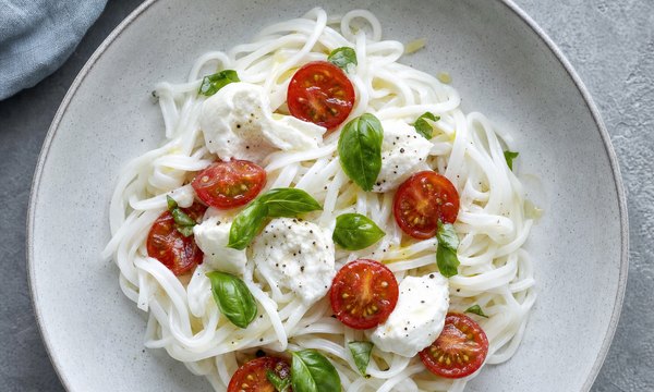 Egg white spaghetti with cherry tomatoes, torn mozzarella and basil