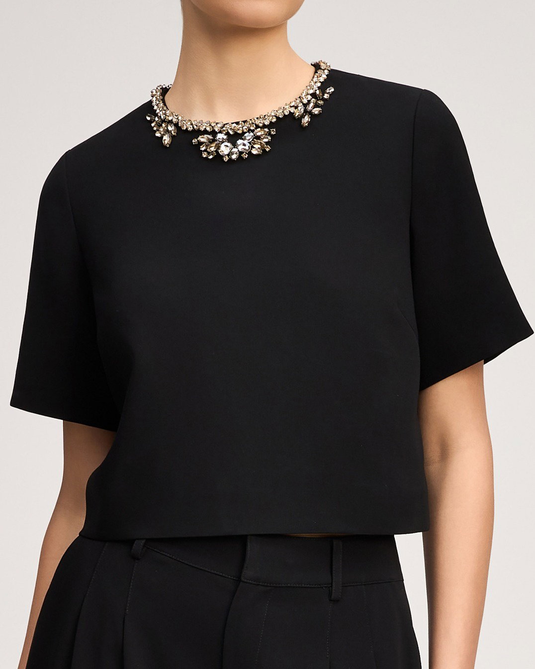 https://cinqasept.nyc/products/crystal-cascade-adona-top-in-black-zw21081319z?