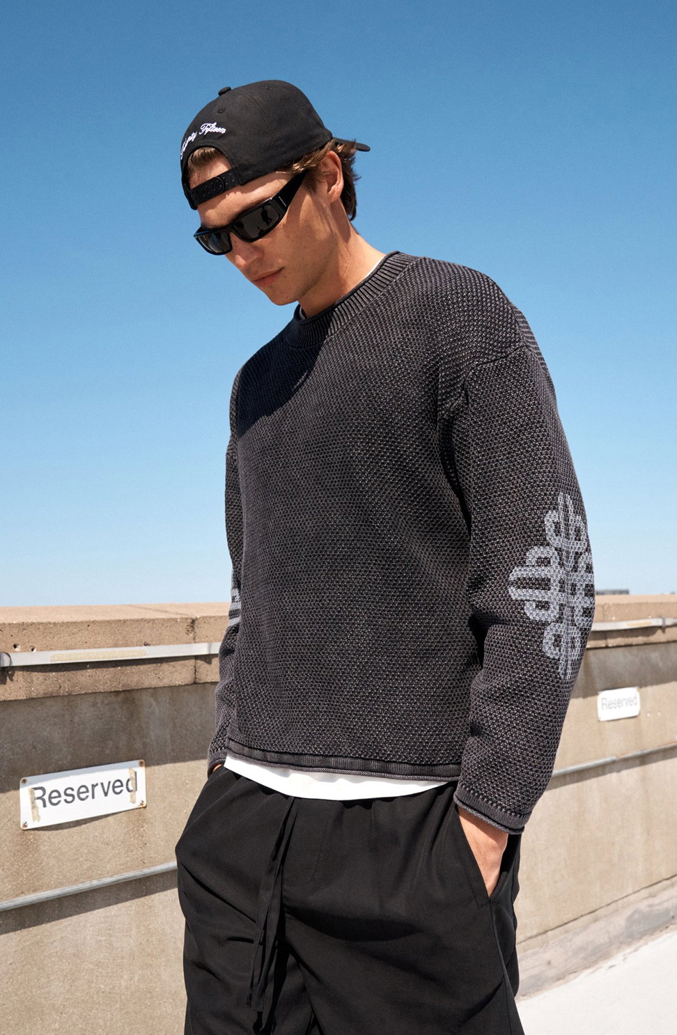 WASHED EMBLEM KNIT CREW