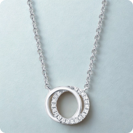Shy Creation 0.07 ctw Diamond Love Knot Circle Necklace in 14k White Gold