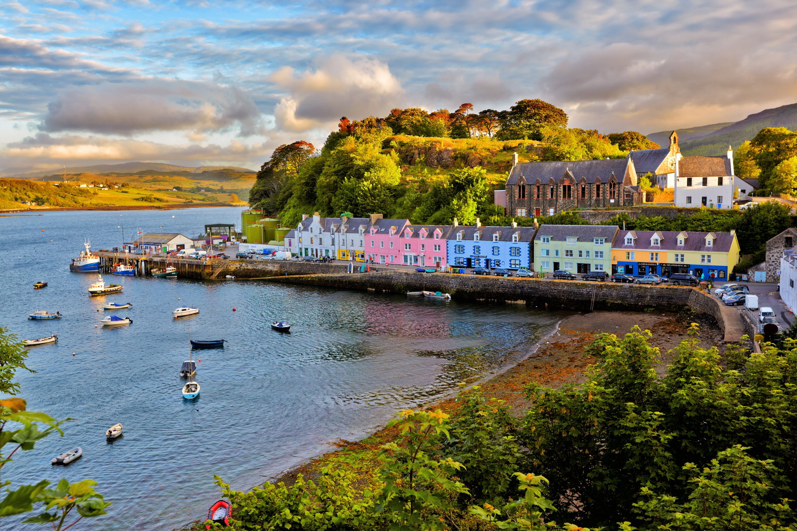 El puerto de Portree, con sus casas de colores pastel, en la Isla de Skye