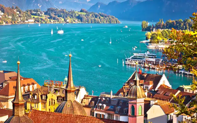 Los tejados de Lucerna junto al lago de los Cuatro Cantones, con los Alpes al fondo