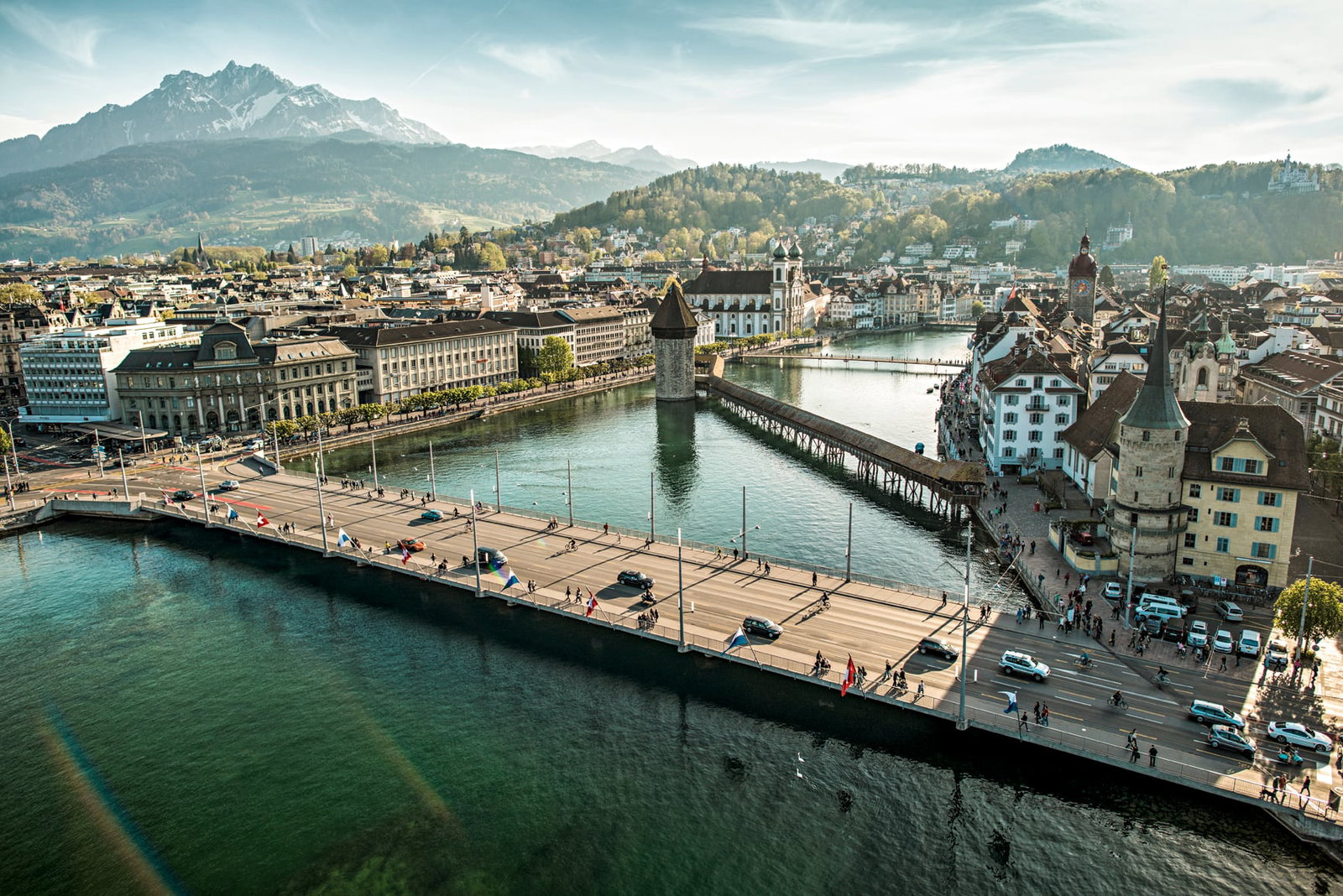 Vista aérea de Lucerna con el puente de la Capilla cruzando el río Reuss y el monte Pilatus nevado al fondo