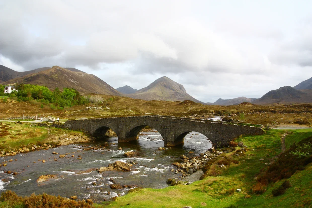El puente de Sligachan en la Isla de Skye, sobre un torrente de montaña entre los Cuillin Hills