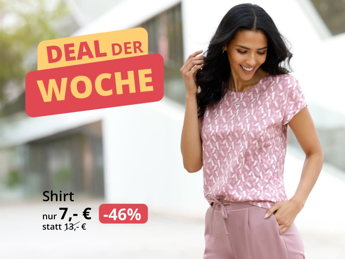 Ein Model trägt ein rosa gemustertes Kurzarmshirt und eine rosa Hose. Shirt nur 7,- € statt 13,- €. Deal der Woche - reduziert bis 11.08.26. Alle Größen ein Preis. Bild oder Schaltfläche darunter anklicken, um in den Shop zu gelangen >