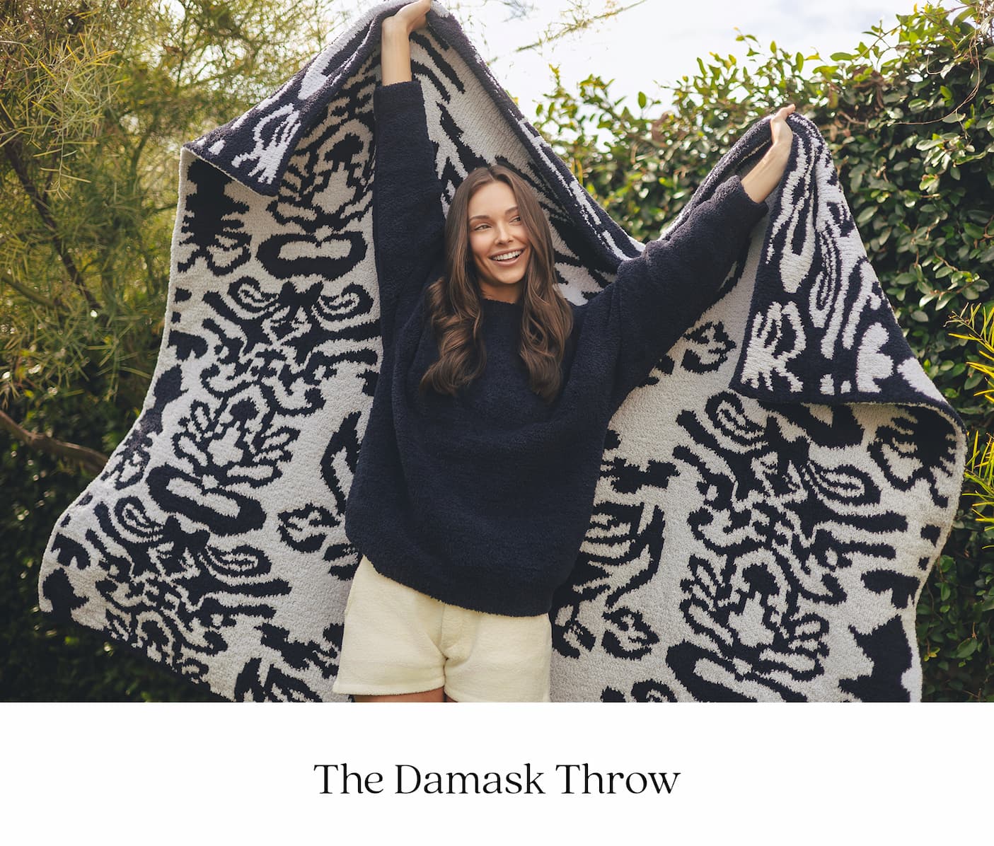 Damask Throw in Dark Navy / Ice Blue
