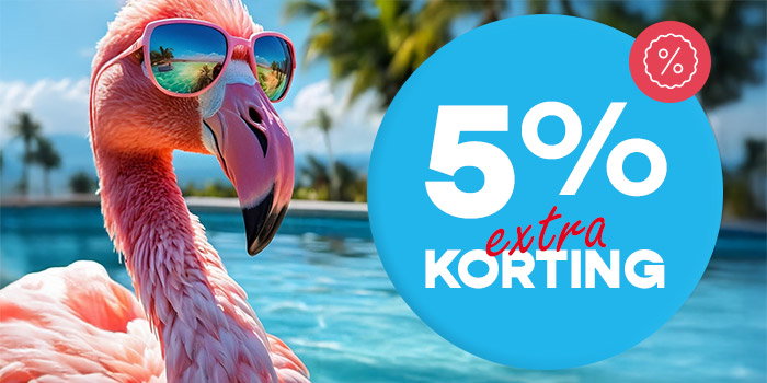 Pink flamingo wearing sunglasses reflecting a tropical beach by a pool, beside a blue badge reading "5% extra korting"