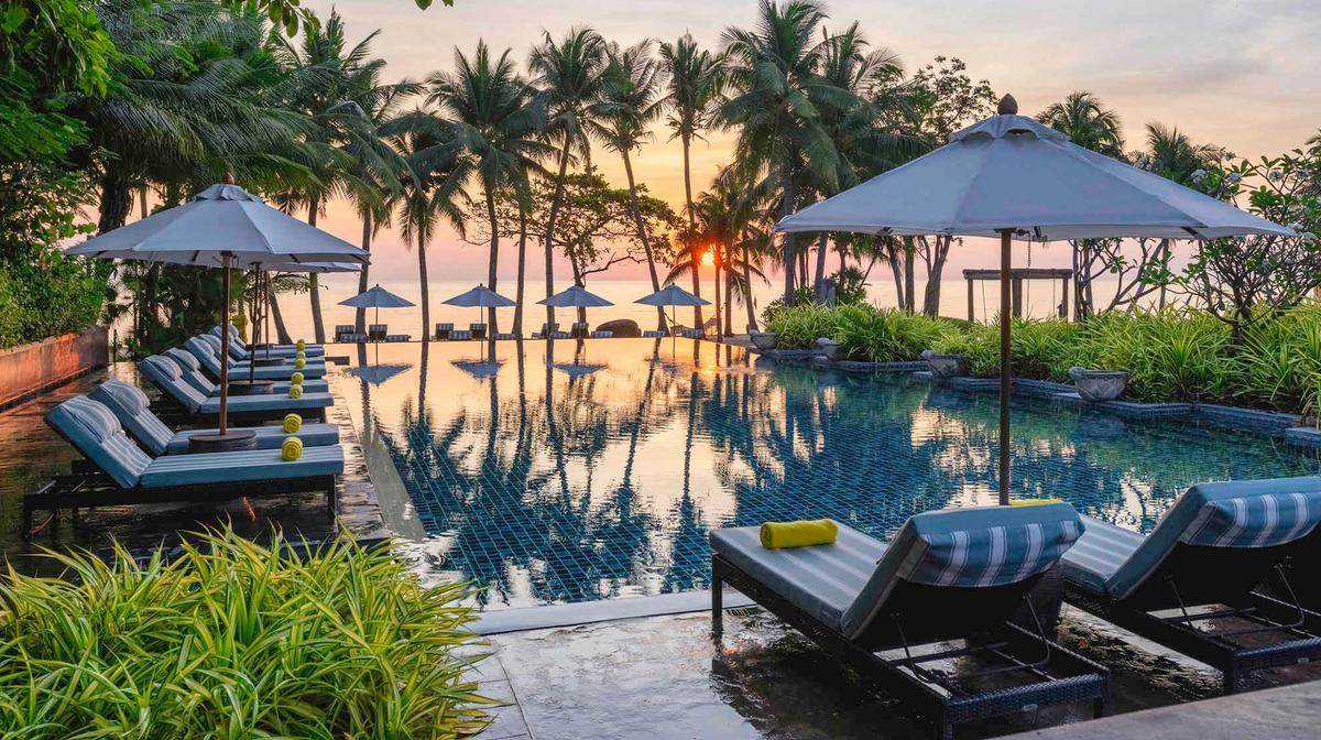 Hua Hin Beachfront Retreat with Daily Breakfast, Lunch or Dinner & Nightly Free-Flow Drinks