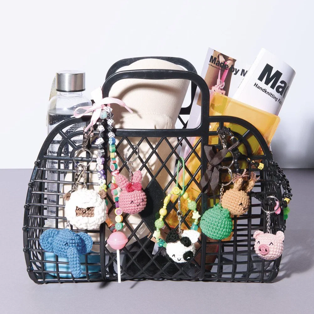 Verschiedene Rico Chingu Tierchen an einer Tasche