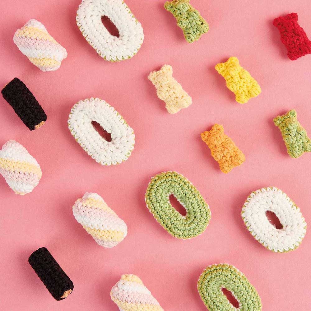 Gehäkelte Lakritze, Marshmallow und Gummibärchen aus dem Anleitungsheft Ricorumi Snacks