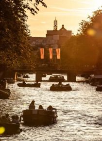 Gracht met boten