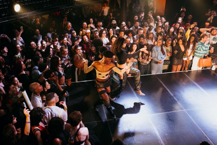 Mensen dansen podium