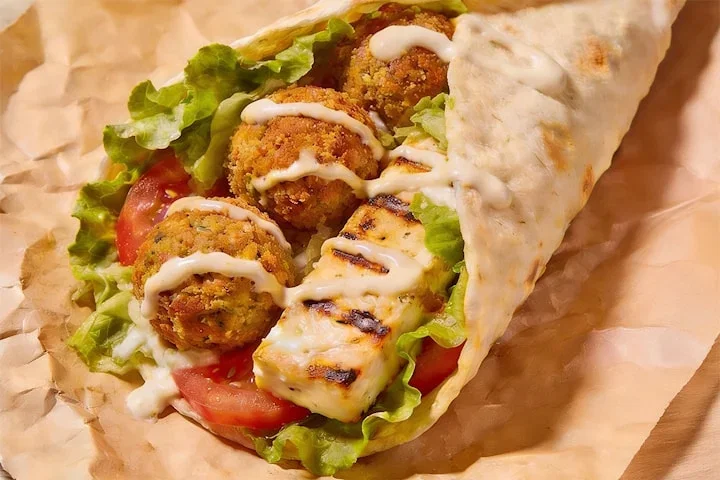 Falafelrulle med halloumi hos Dr Falafel i Rosendal