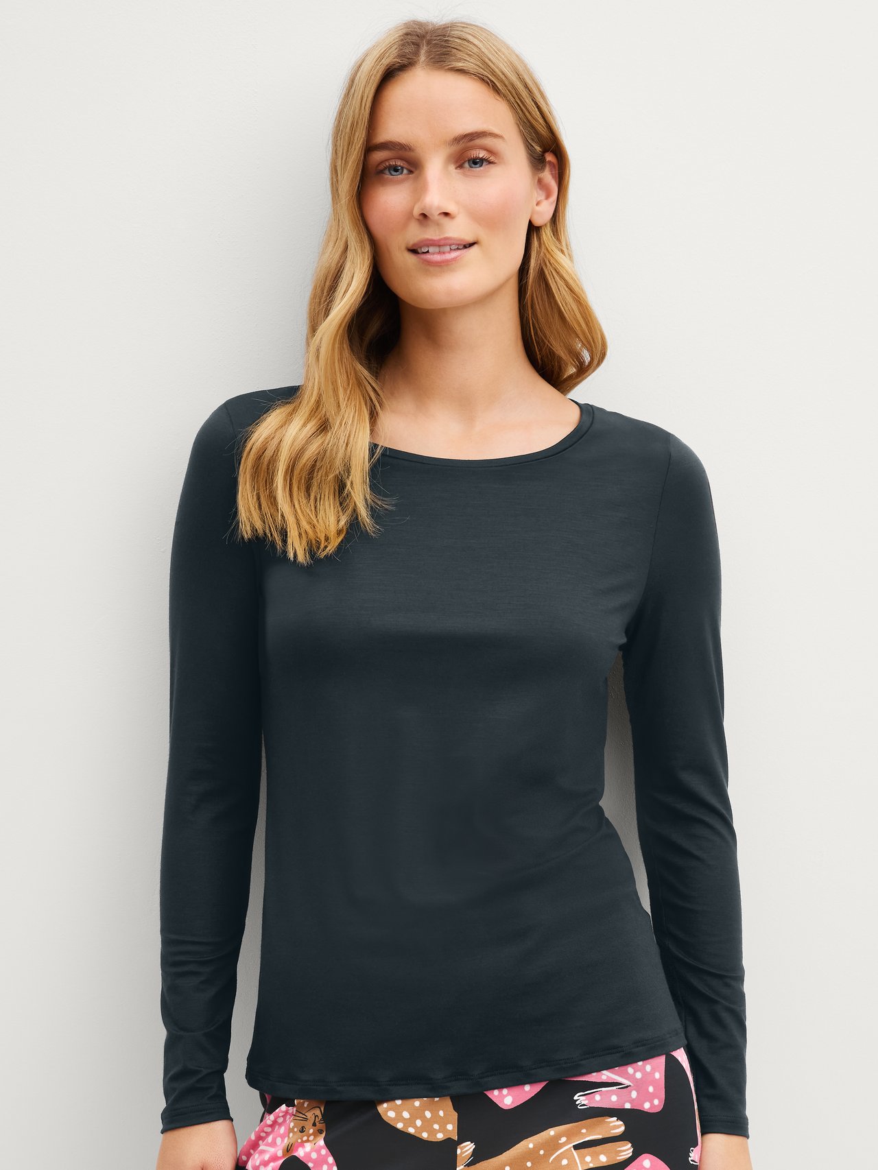 Women model is wearing Shirt long sleeve made of Modal in Black, Unicoloured from the Sleep Over M&M series by CALIDA, Front view