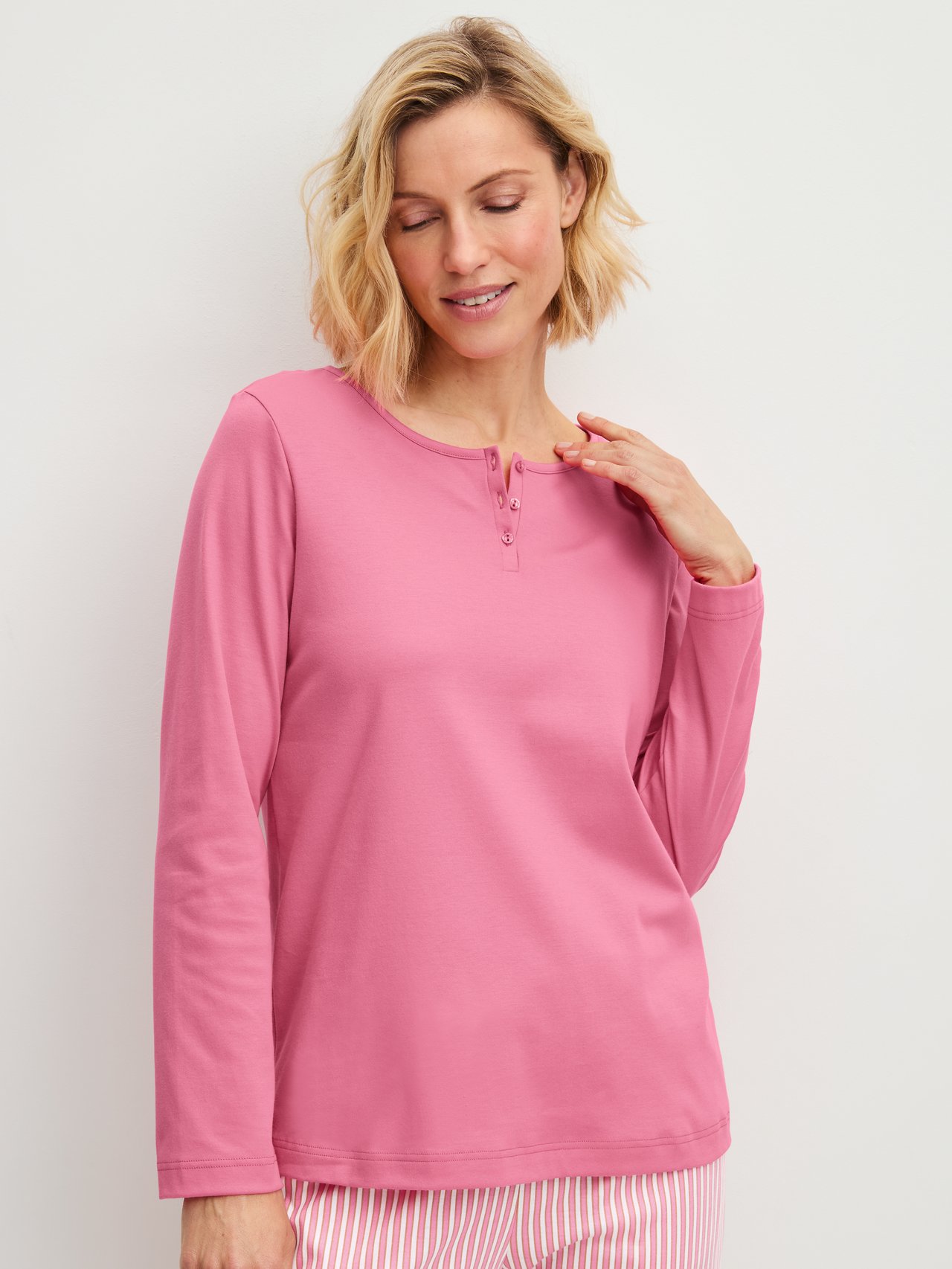 Women model is wearing Shirt long-sleeve made of 100% Cotton in Pink, Unicoloured from the Sleep Over M&M series by CALIDA, Front view