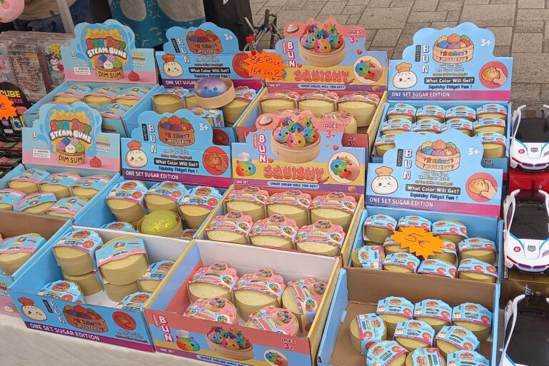 Un stand du marché de Courseulles-sur-Mer, un Squishy a rapidement explosé