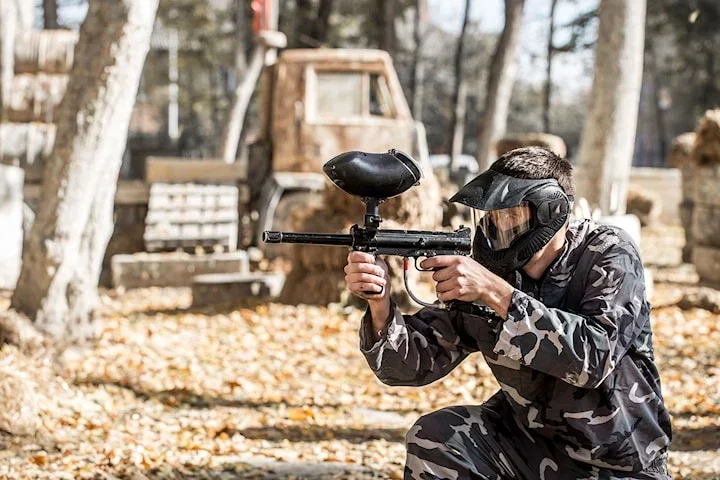 Paintball med 300 färgbollar hos Action Center i Upplands Väsby