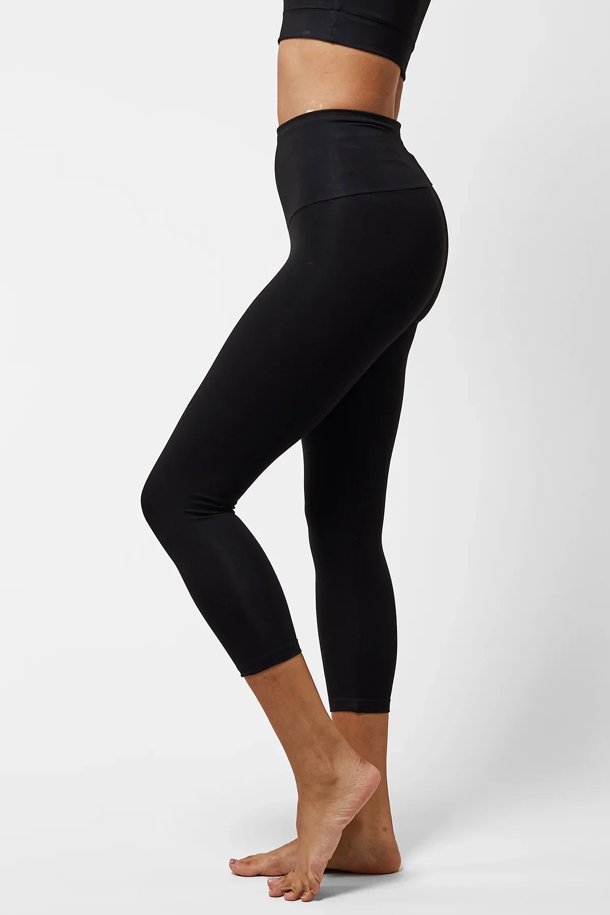 Image of Lightweight Strong Compression Tummy Control Cropped Leggings Black