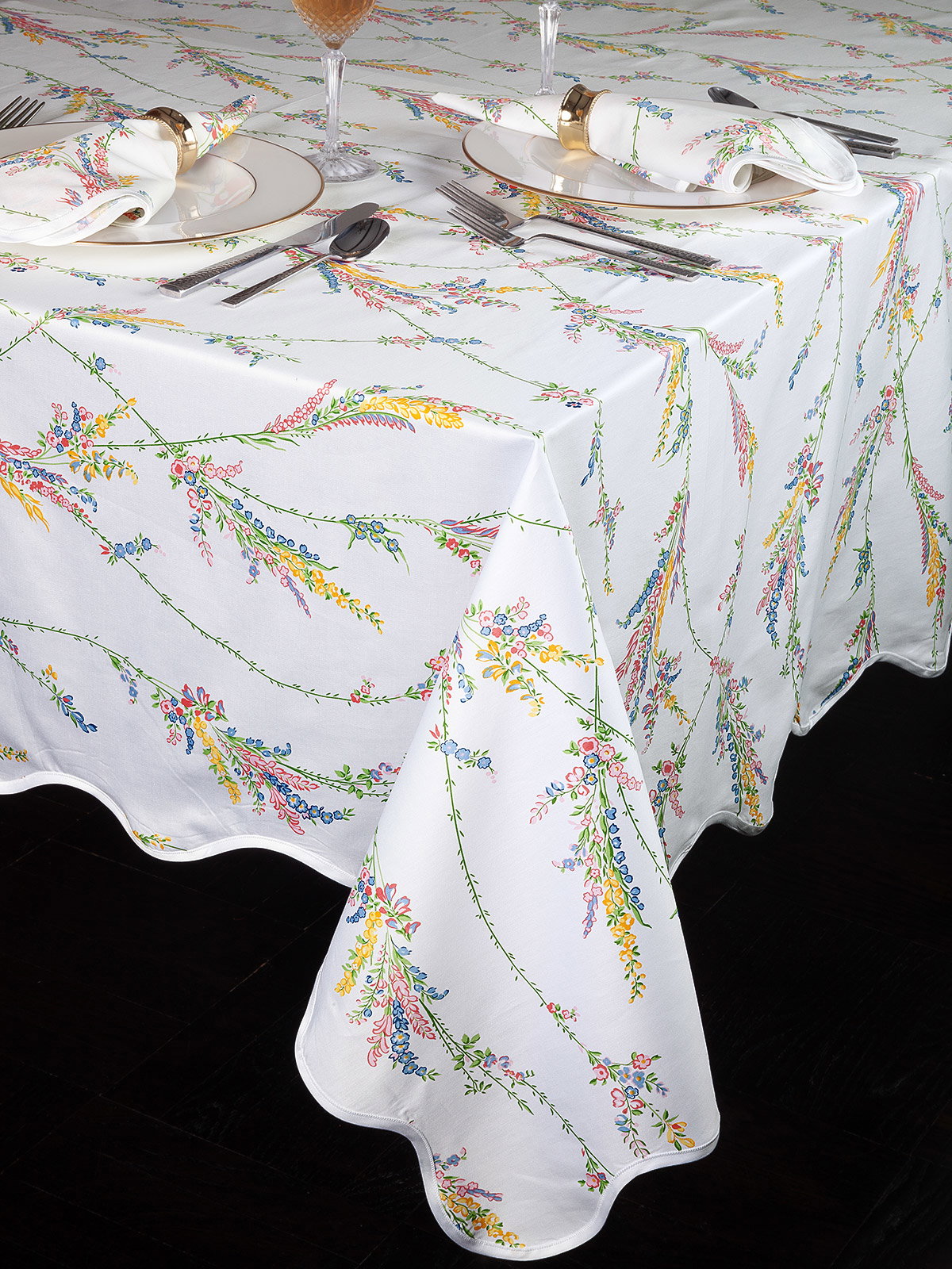 Springfield Table Collection: Slender stems gleefully reach for sunny skies on lavish 300tc, 100% Egyptian cotton sateen.