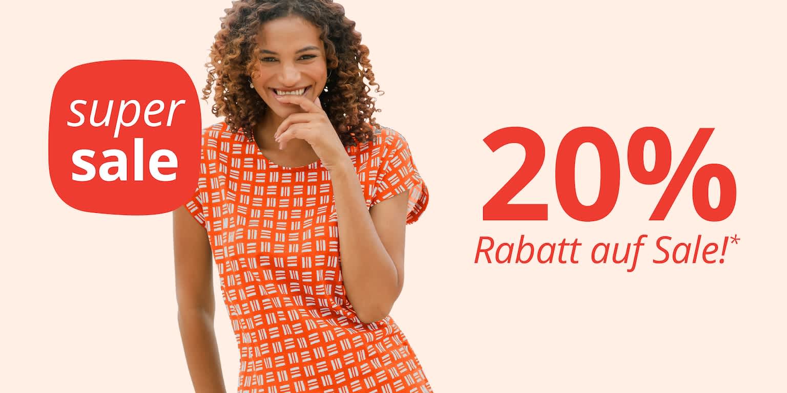 Ein Bild mit dem Text 'super sale 20 % Rabatt auf Sale!*'. Der Hintergrund ist hellbeige, links steht eine lachende Frau mit lockigen Haaren in einem orangen T-Shirt mit weißem Muster. Links oben ist ein rotes Quadrat mit 'super sale', rechts groß der Rabatttext in Rot.