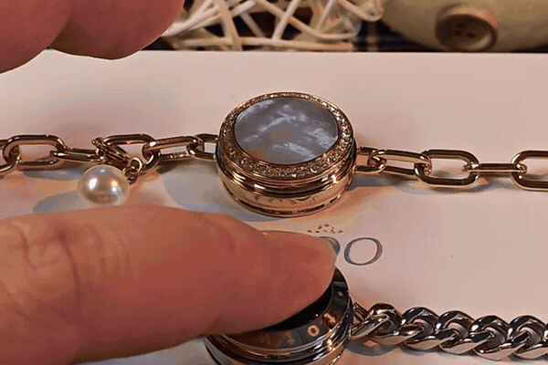 TOTWOO Soulmate touch bracelets light up when one partner taps theirs