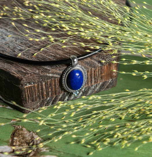 Vintage Inspired Oval Necklace in Silver and Lapis Lazuli