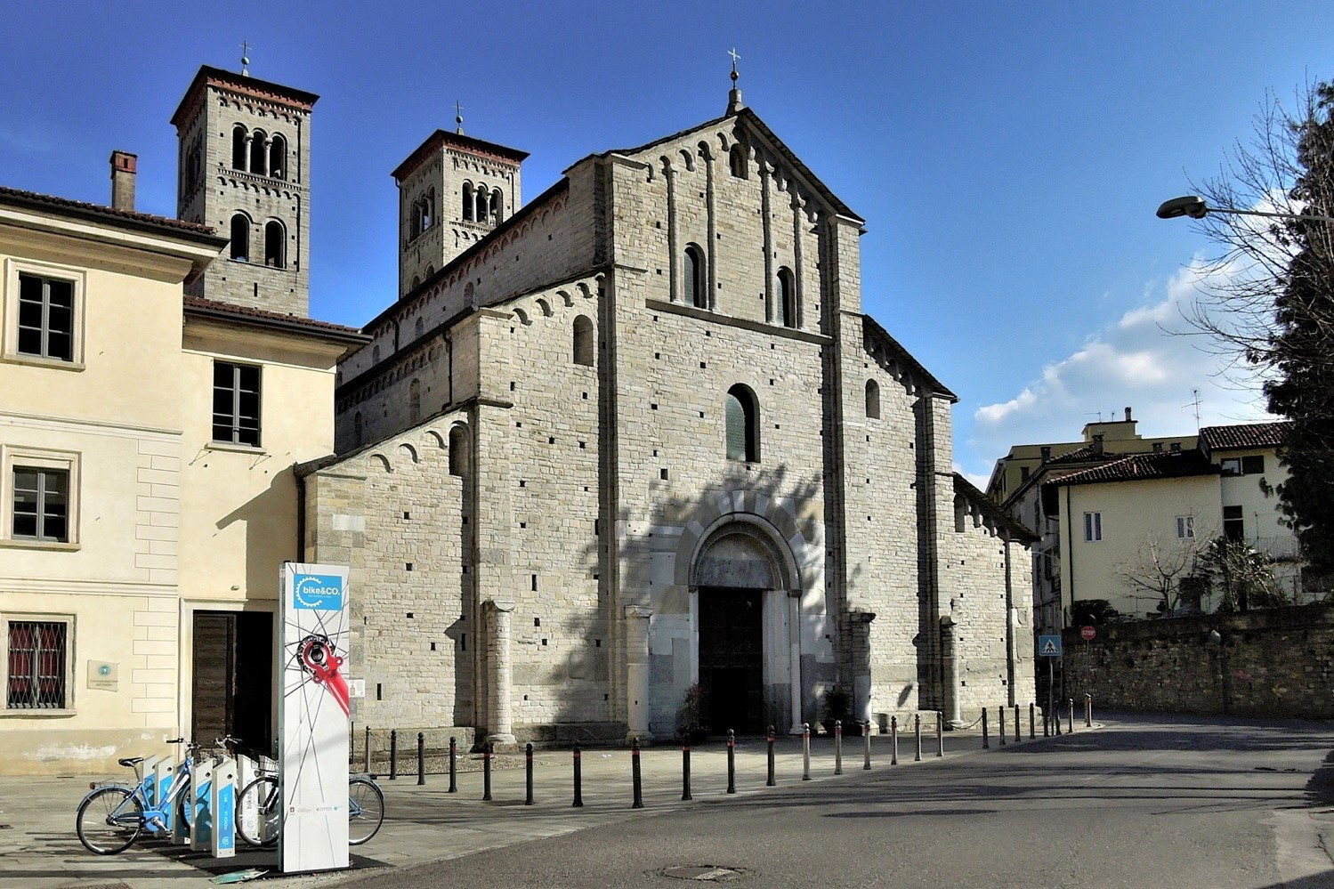 Como romanica, le monumentali architetture e le splendide decorazioni di San Fedele e Sant'Abbondio