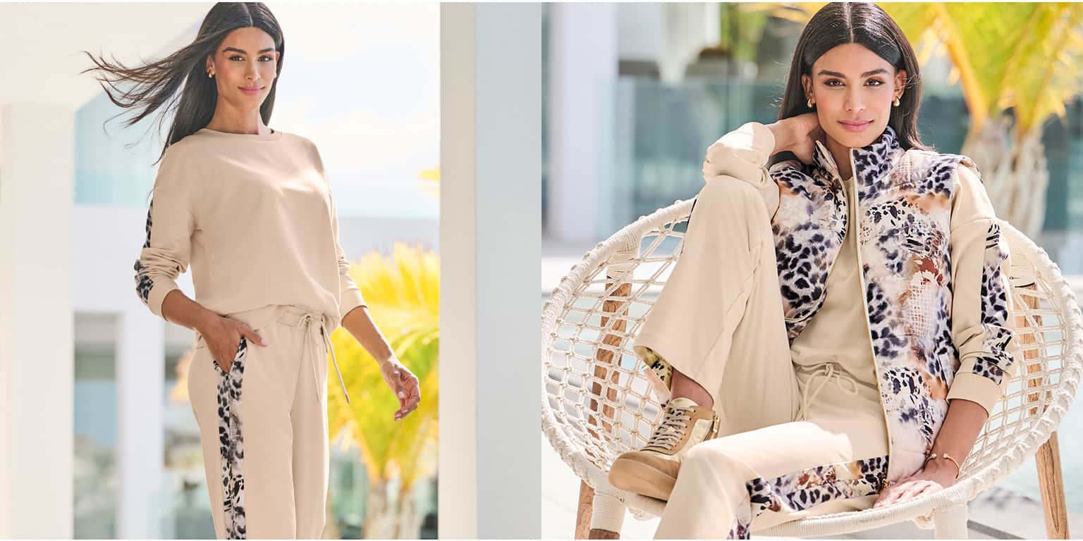 Ein Model trägt bequeme beige Kleidung mit Leopardenmuster-Details, steht draußen und sitzt entspannt in einem weißen Korbsessel.