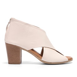 Piacere Off-White Leather Crossover Sandals