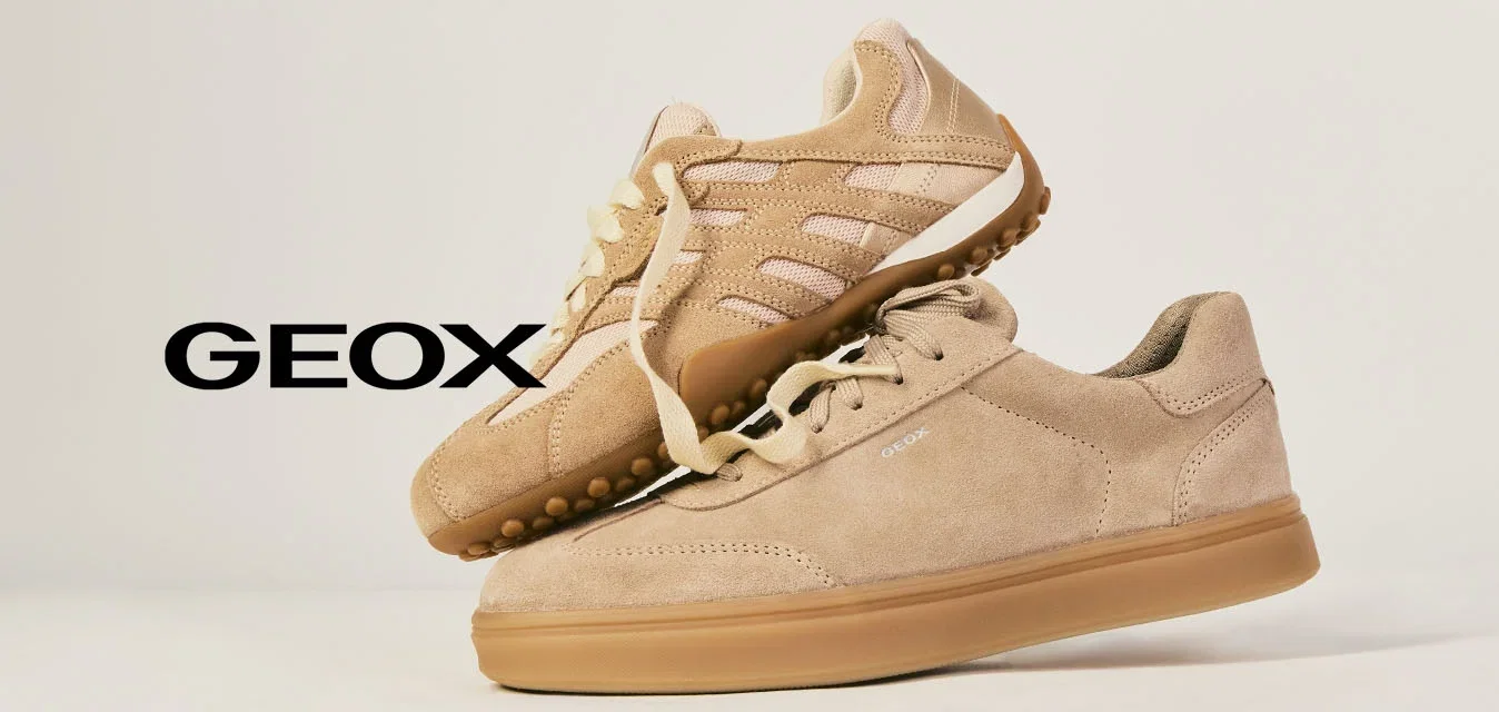 Twee beige casual sneakers gestapeld, één met een gestructureerde zool en veters, tegen een neutrale effen achtergrond.