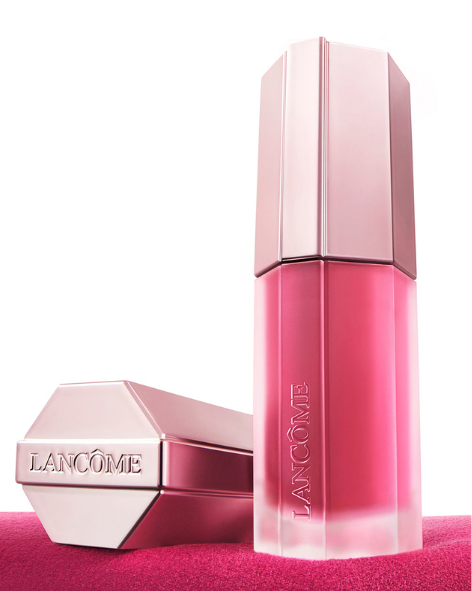 Rossetto liquido e flacone di makeup rosa marca Lancôme in posizione verticale