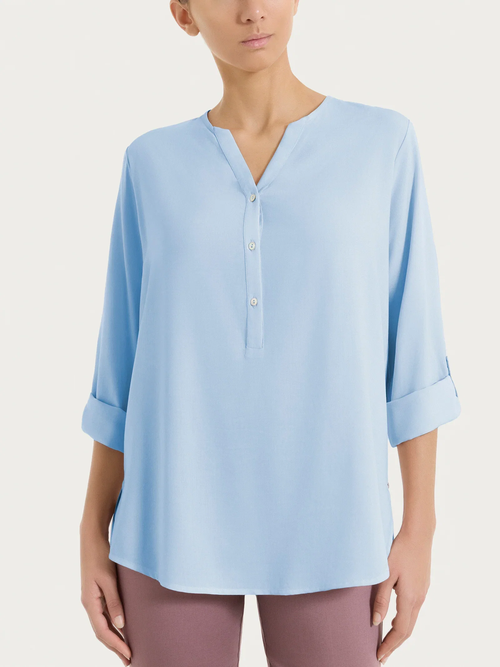 Image of Blusa a serafino con manica risvoltabile in Voile Stretch - Dusty Blue