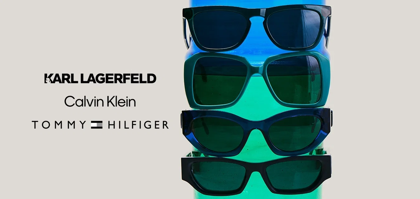 Vier Paar schwarze Sonnenbrillen, vertikal gestapelt vor einem rechteckigen Hintergrund mit blau-grünem Farbverlauf.