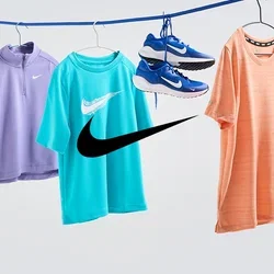 Twee korte mouwen sportshirts in paars en turquoise, één oranje langarmtop en blauwe hardloopschoenen die aan een blauwe lijn hangen.