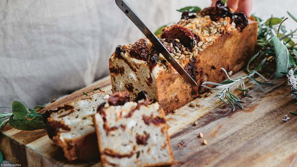 Cake salé tomates séchées, feta et pignons de pin