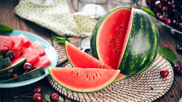 Le top 5 des aliments qui aident à mieux dormir quand il fait chaud