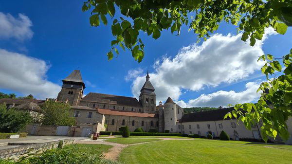 Pont roman, abbatiale, ruelles médiévales… Cette cité historique est l’unique "Plus Beau Village de France" de la Creuse