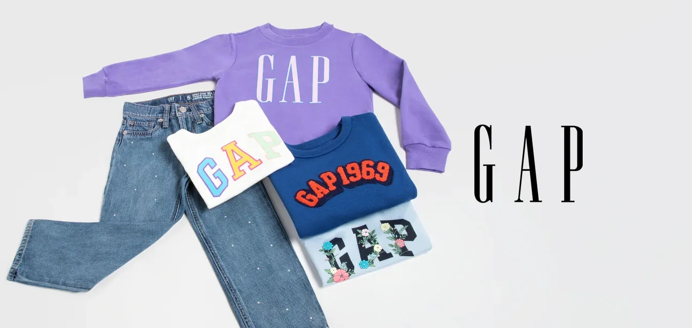 Paarse GAP-sweater, blauwe denim jeans, kleurrijke GAP-graphics op t-shirts, met verschillende blokletters en bloemmotieven.
