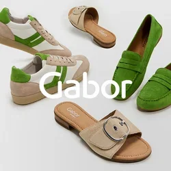 Schoenen collectie met groene suède loafers, beige slippers met een grote gesp, en sneakers met groene accenten en witte en beige details.